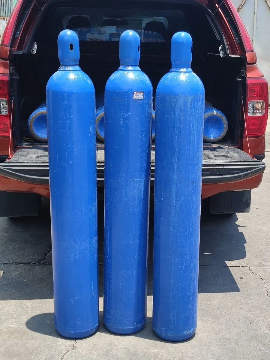 Giao hàng bình khí oxy công nghiệp màu xanh thực tế tại kho Phục Hưng Vàng