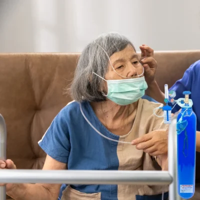 BinhOXyYTe02 Khi Cong Nghiep Phuc Hung Vang Bệnh Nhân Sử Dụng Bình Oxy Y Tế