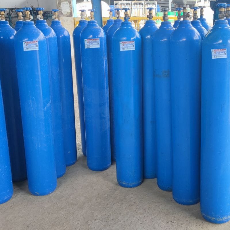 Các loại bình oxy công nghiệp nhiều kích cỡ đang được lưu trữ trong kho