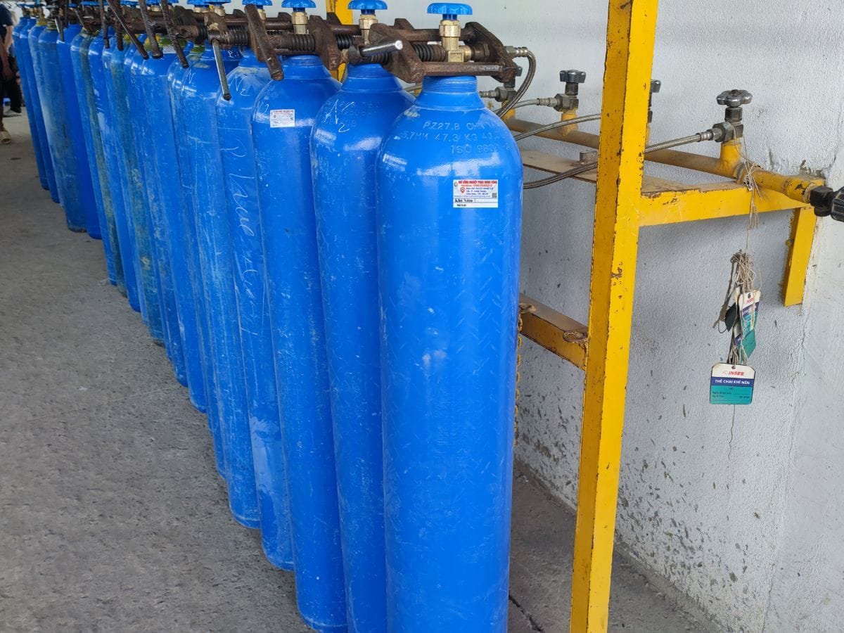 Bình khí Nitơ chờ nạp