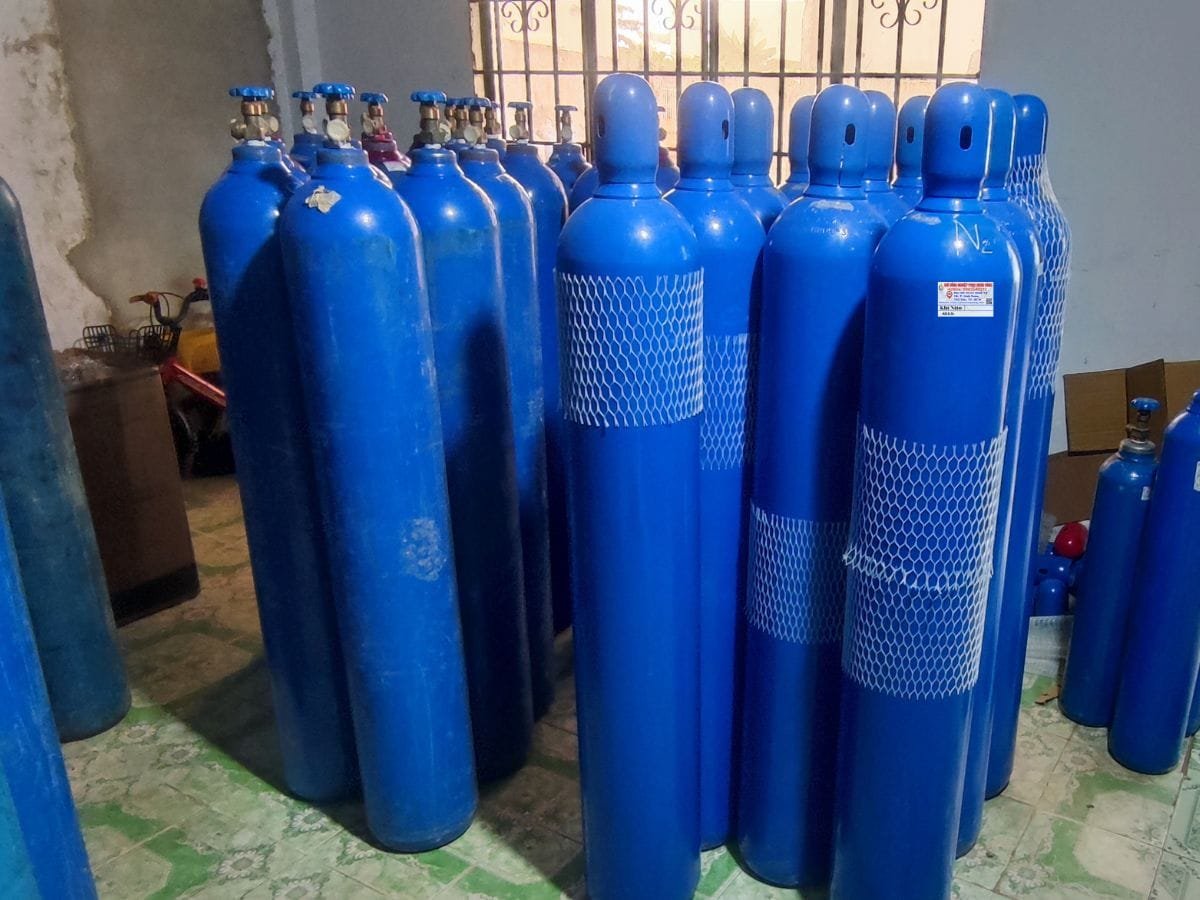Kho chứa bình khí Nitơ màu xanh