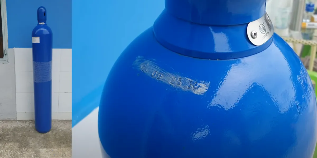 Cận cảnh dấu kiểm định an toàn và thông số dập trên cổ chai khí oxy thể hiện ngày hết hạn.